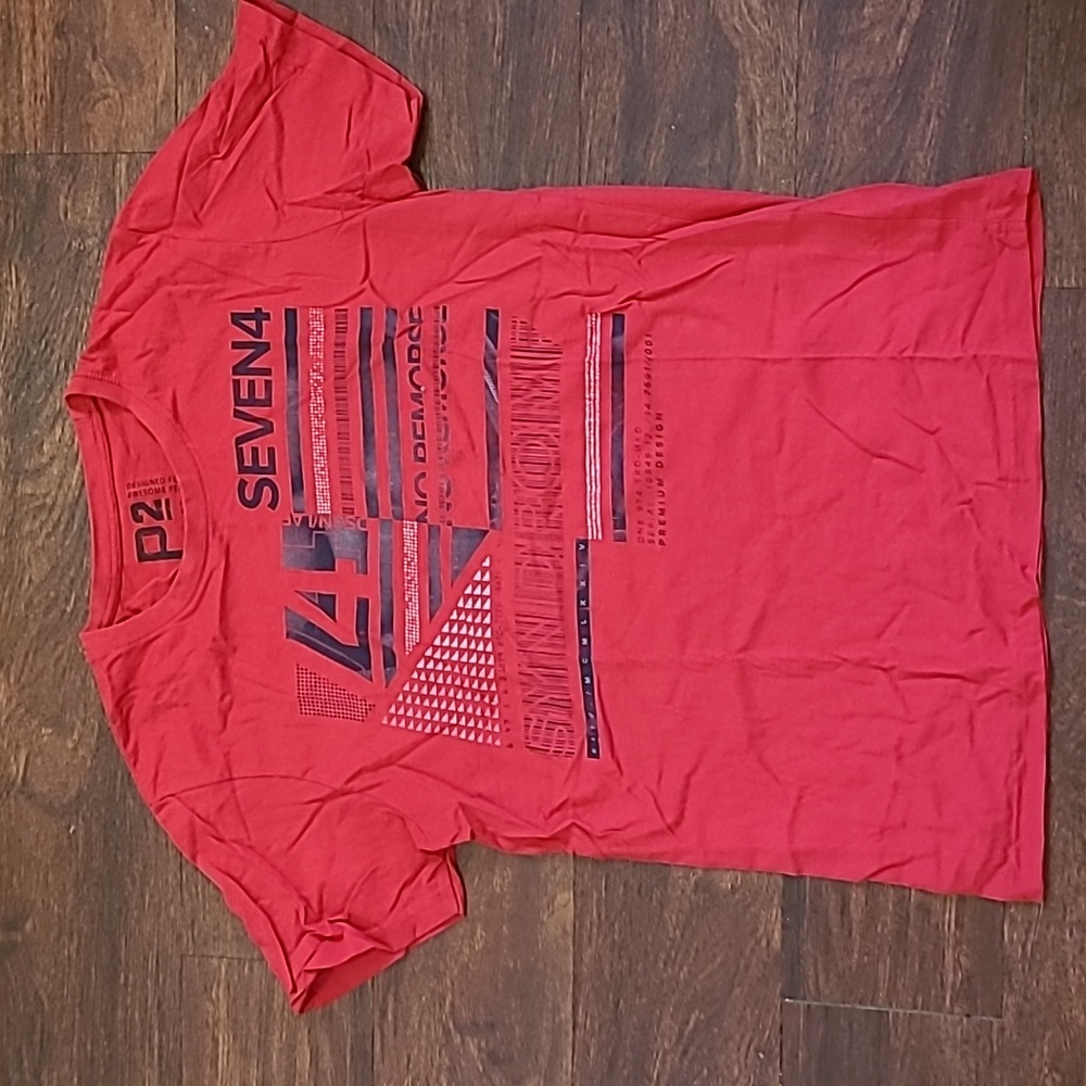 Red screen t, size medium